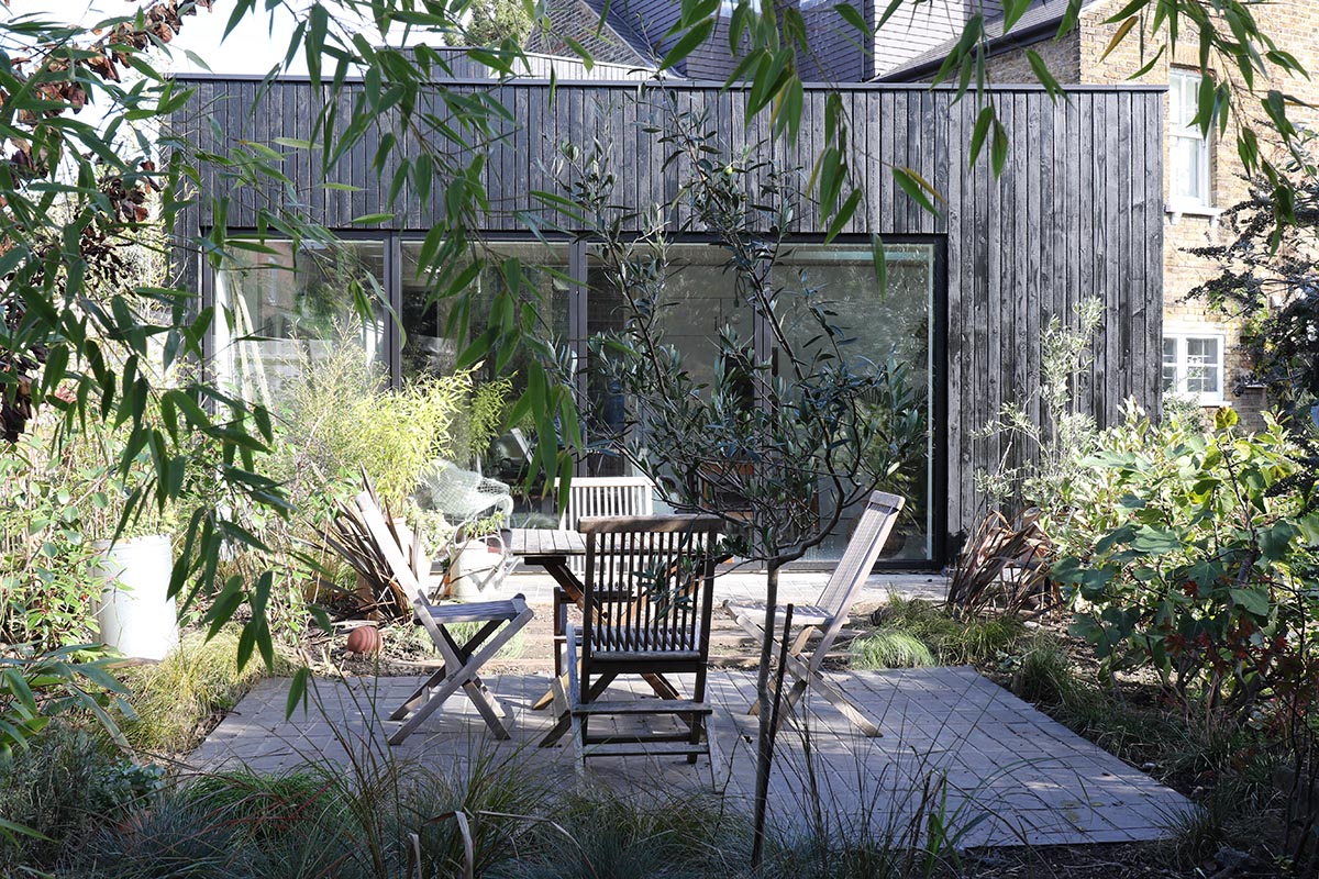 London garden patio with Staffs blue pavers by Studio Bam image by Niki Borowiecki